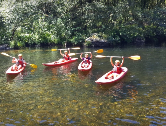 De excursion familiar en canoa